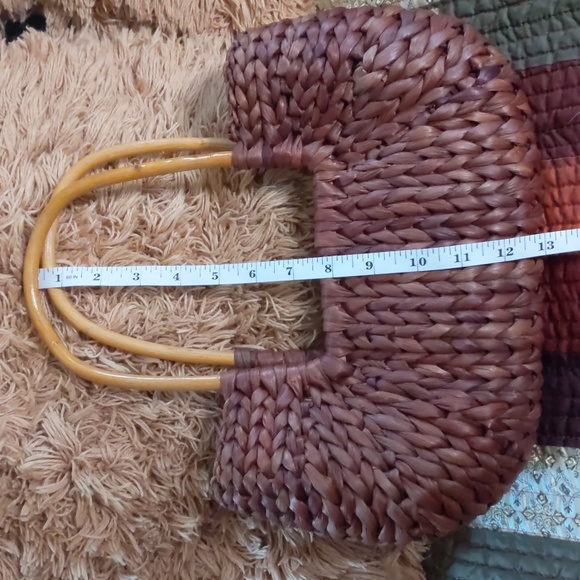 Cute boho wicker bag with wooden handles, lined inside with zipper closure - Picture 4 of 8